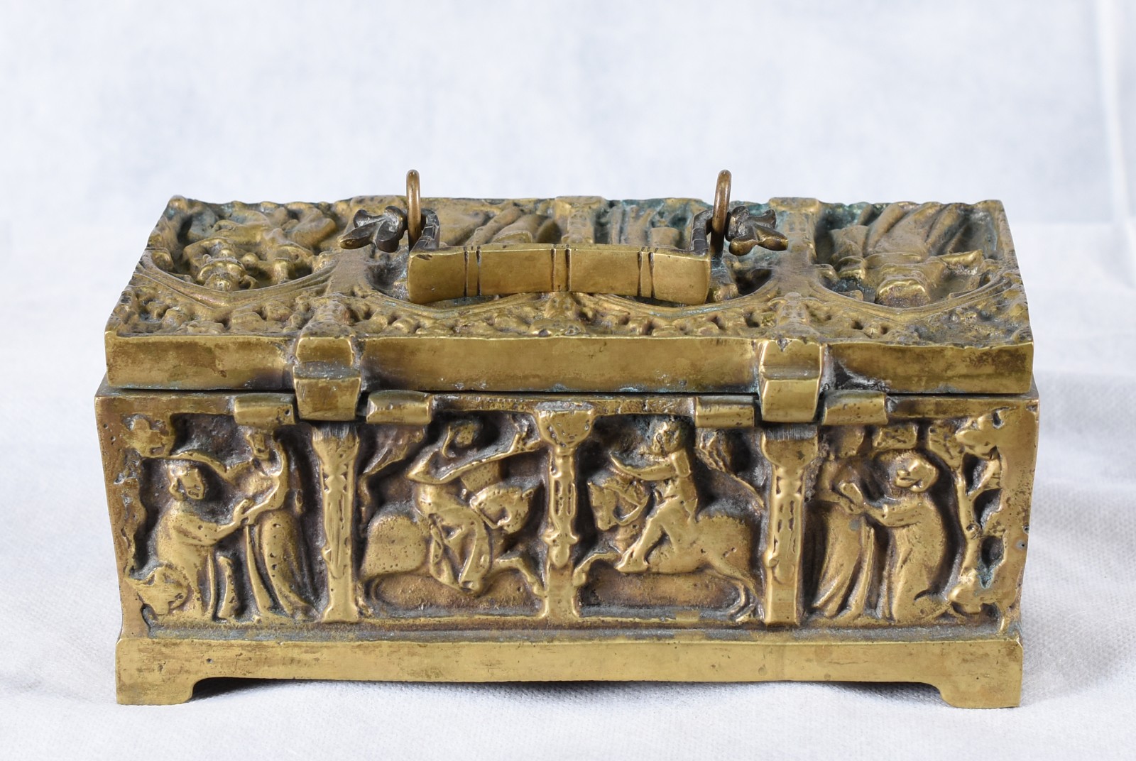 Caixa de bronze trabalhado com figuras em relevo. - foto 5 de 5
