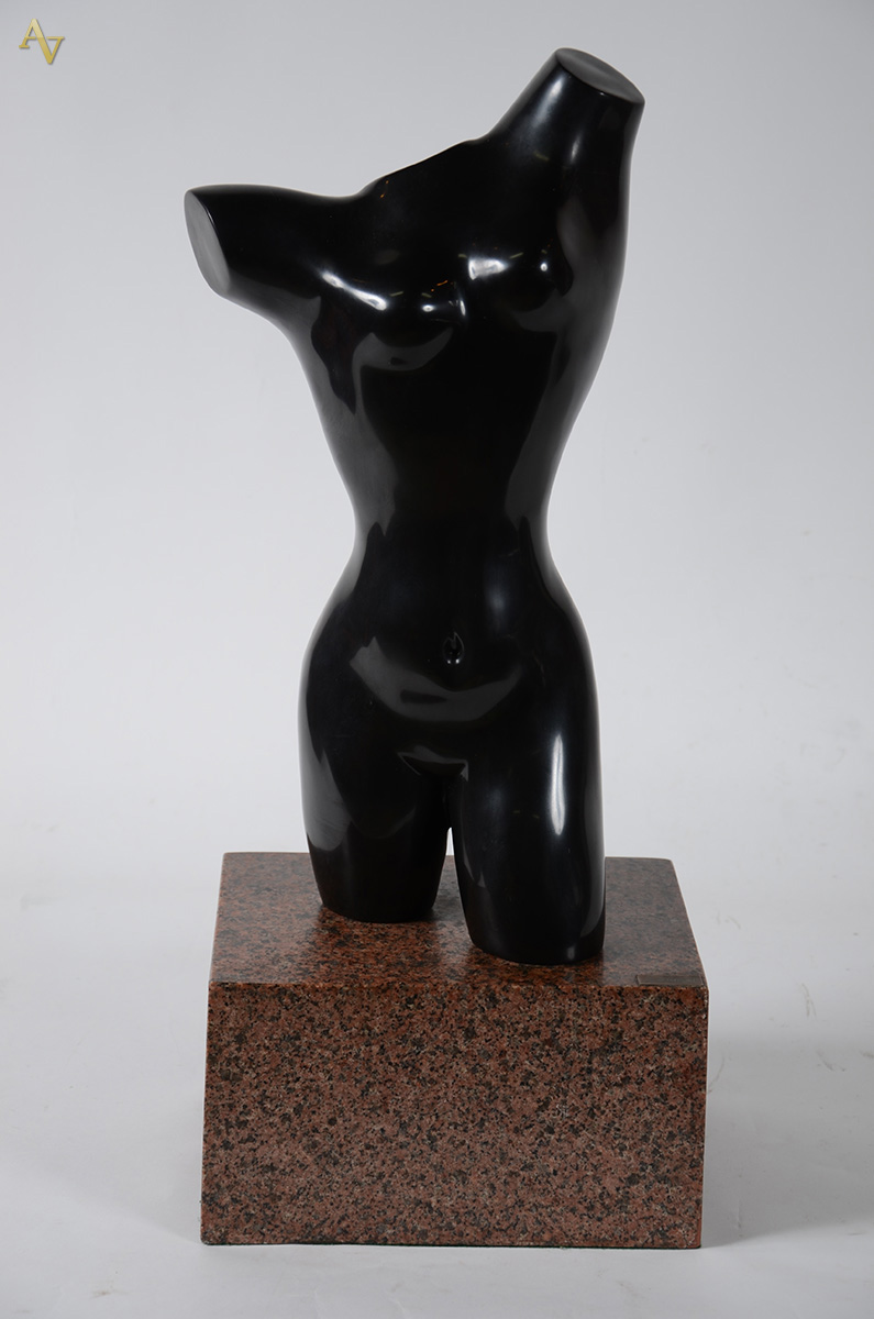 BRUNO GIORGI (1905/1993) - Escultura de mármore negro rep. Dorso... - foto 1 de 2