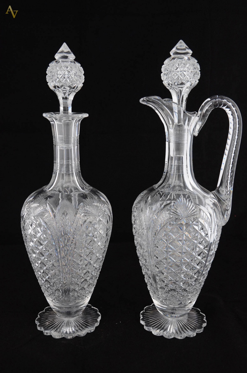 Par de garrafas uma delas com alça lateral; cristal possivelmente...