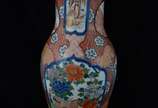 Vaso em porcelana ao gosto Imari c/ base em mad... - Vaso em porcelana ao gosto Imari c/ base em madeira. Alt. total: 74 cm
