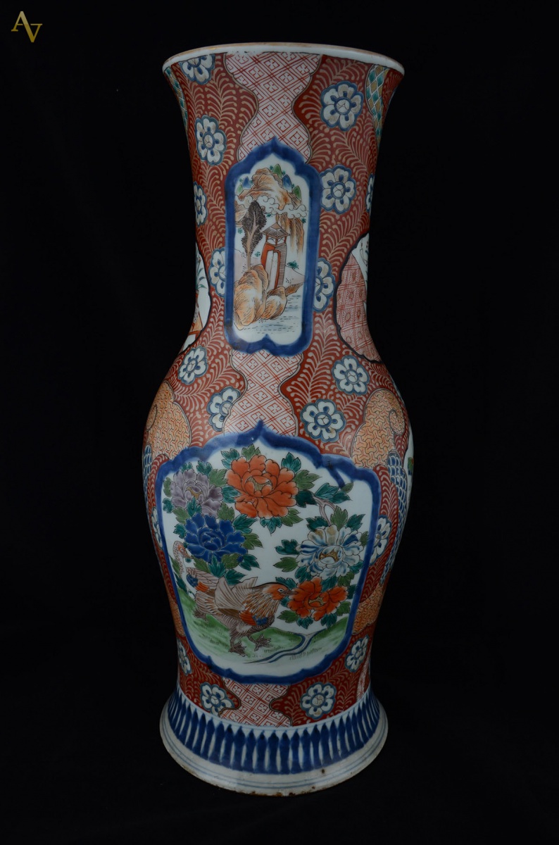 Vaso em porcelana ao gosto Imari c/ base em madeira. Alt. total: 74 cm - foto 1 de 2