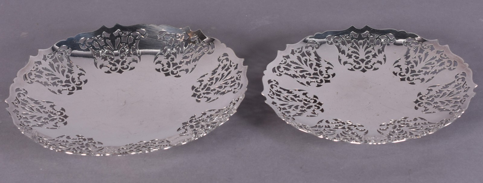 Duas fruteiras baixas de metal prateado inglês Mappin & Webb, vazados... - foto 1 de 4