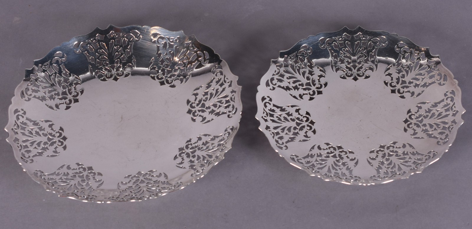 Duas fruteiras baixas de metal prateado inglês Mappin & Webb, vazados... - foto 2 de 4