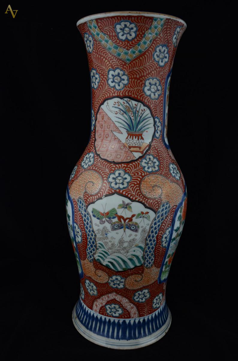 Vaso em porcelana ao gosto Imari c/ base em madeira. Alt. total: 74 cm - foto 2 de 2