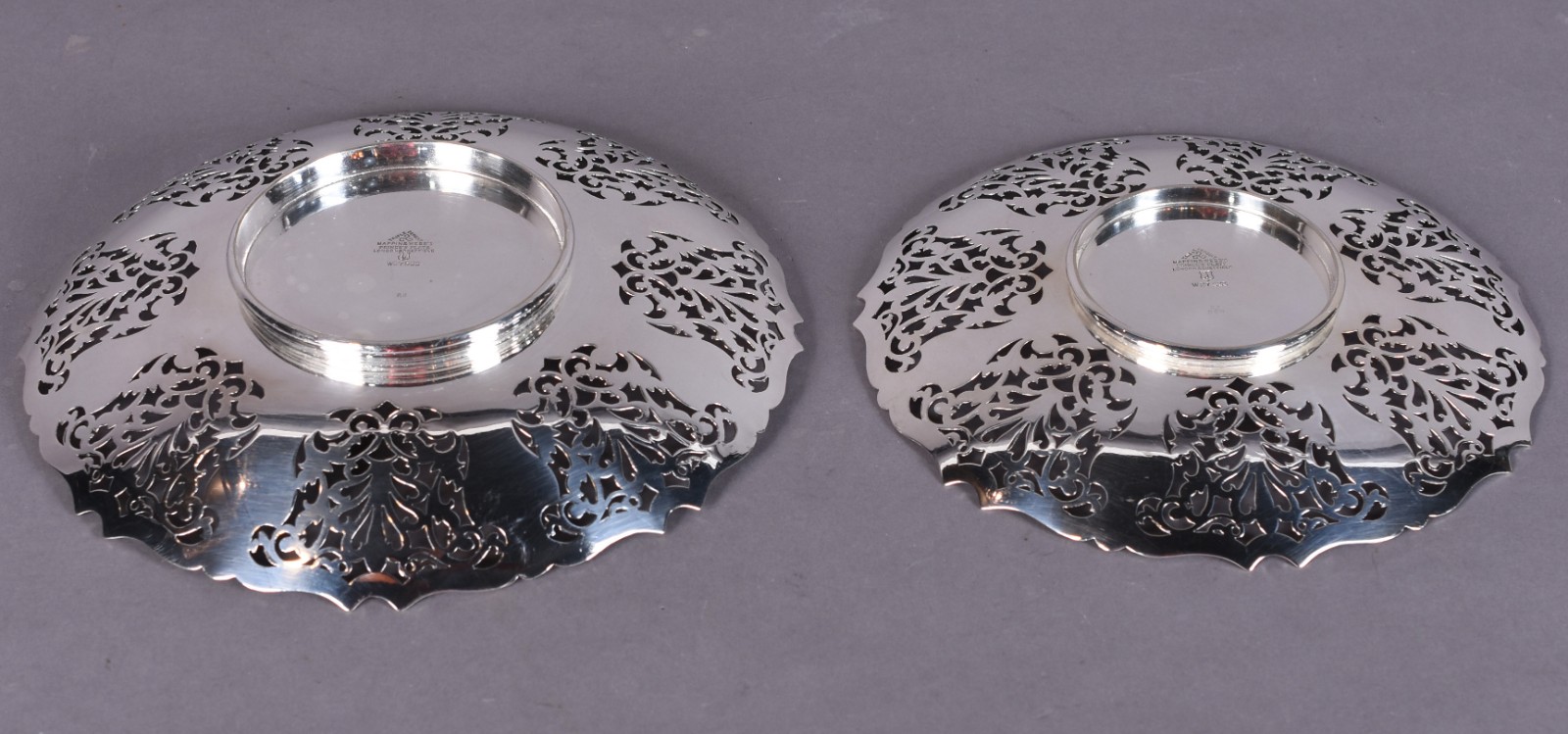Duas fruteiras baixas de metal prateado inglês Mappin & Webb, vazados... - foto 3 de 4