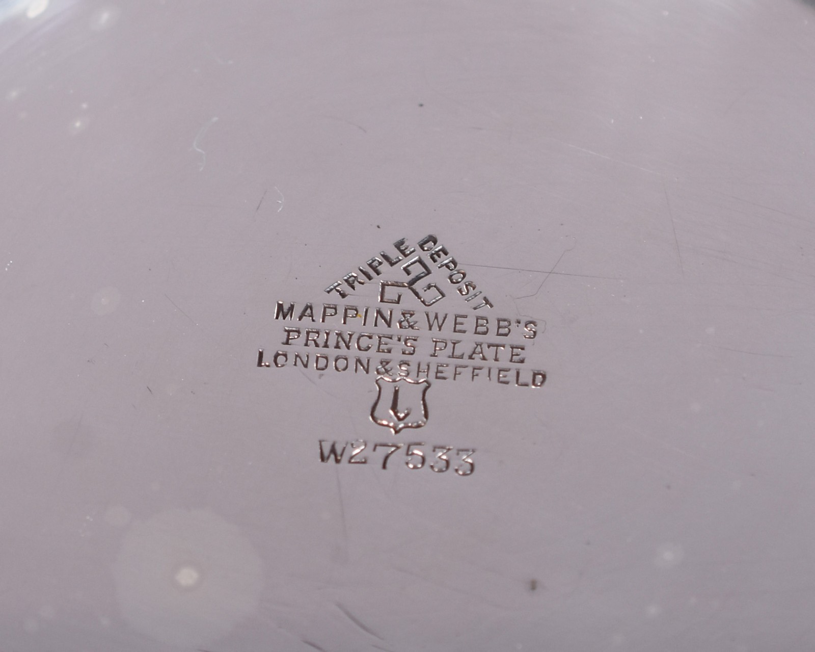 Duas fruteiras baixas de metal prateado inglês Mappin & Webb, vazados... - foto 4 de 4
