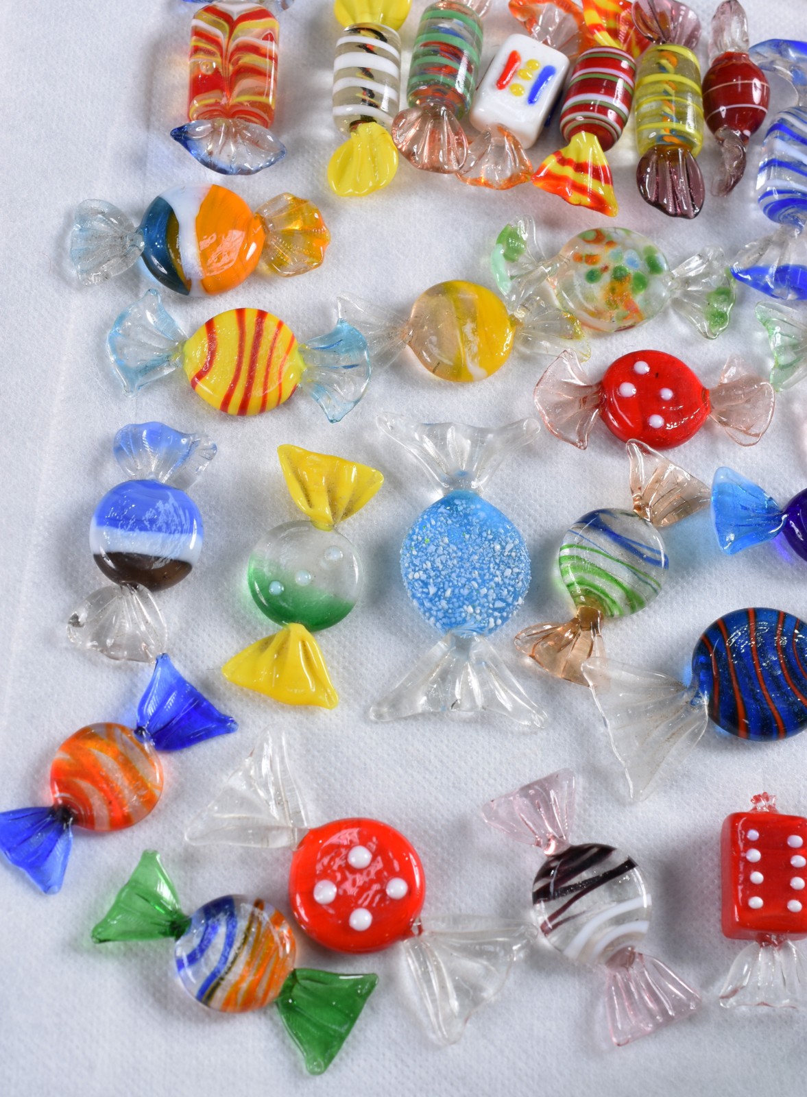 Lote com 63 peças miniaturas de murano diversas. - foto 4 de 6