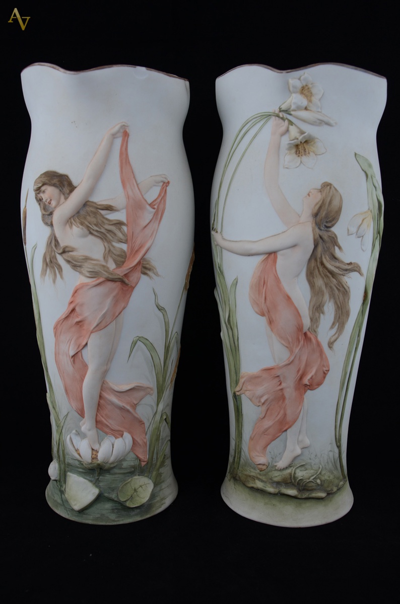 Par de vasos em porcelana austríaca c/ figuras em relevo, Art Noveau... - foto 1 de 2