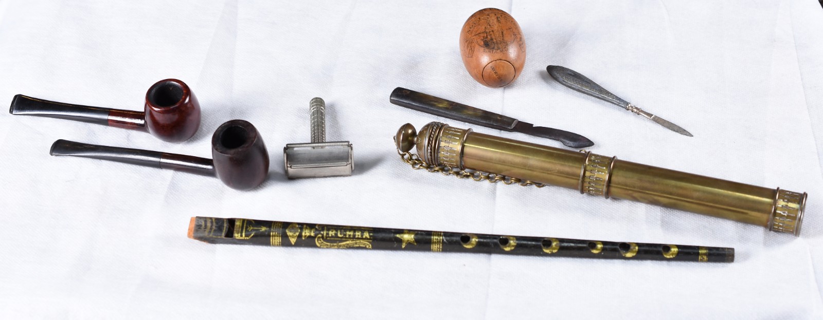 Oito peças diversas, sendo dois cachimbos, antigo aparelho de barba... - foto 1 de 8