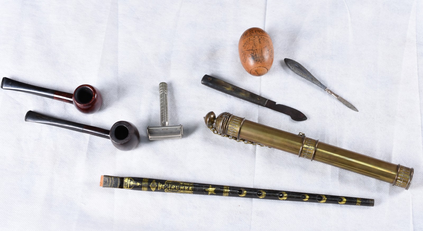 Oito peças diversas, sendo dois cachimbos, antigo aparelho de barba... - foto 2 de 8
