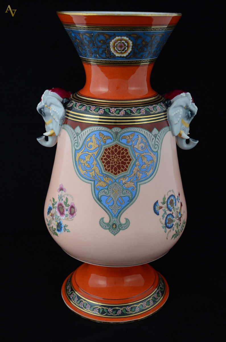 Vaso de porcelana francesa VIEUX PARIS, ornamentado em policromia com... - foto 1 de 2