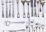 Christofle (1830),  - Antigo faqueiro Christofle de metal prateado, composto de: 22 colheres,14 garfos, 5 facas grandes,9 colheres, 36 garfos de sobremesa, 18 colheres de c