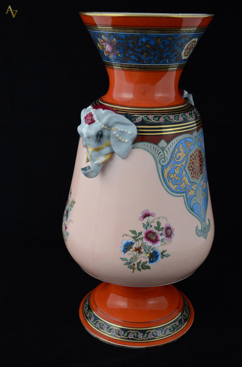 Vaso de porcelana francesa VIEUX PARIS, ornamentado em policromia com... - foto 2 de 2