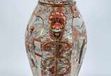 Vaso em porcelana japonesa SATZUMA, Alt. 72 cm ... - Vaso em porcelana japonesa SATZUMA, Alt. 72 cm (restauro na borda)