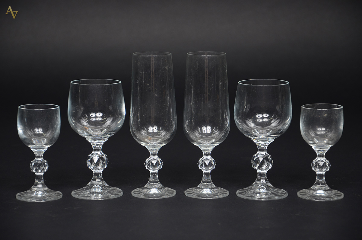 Parte de serviço de cristal, sendo 6 flutes, 11 cálices para vinho...