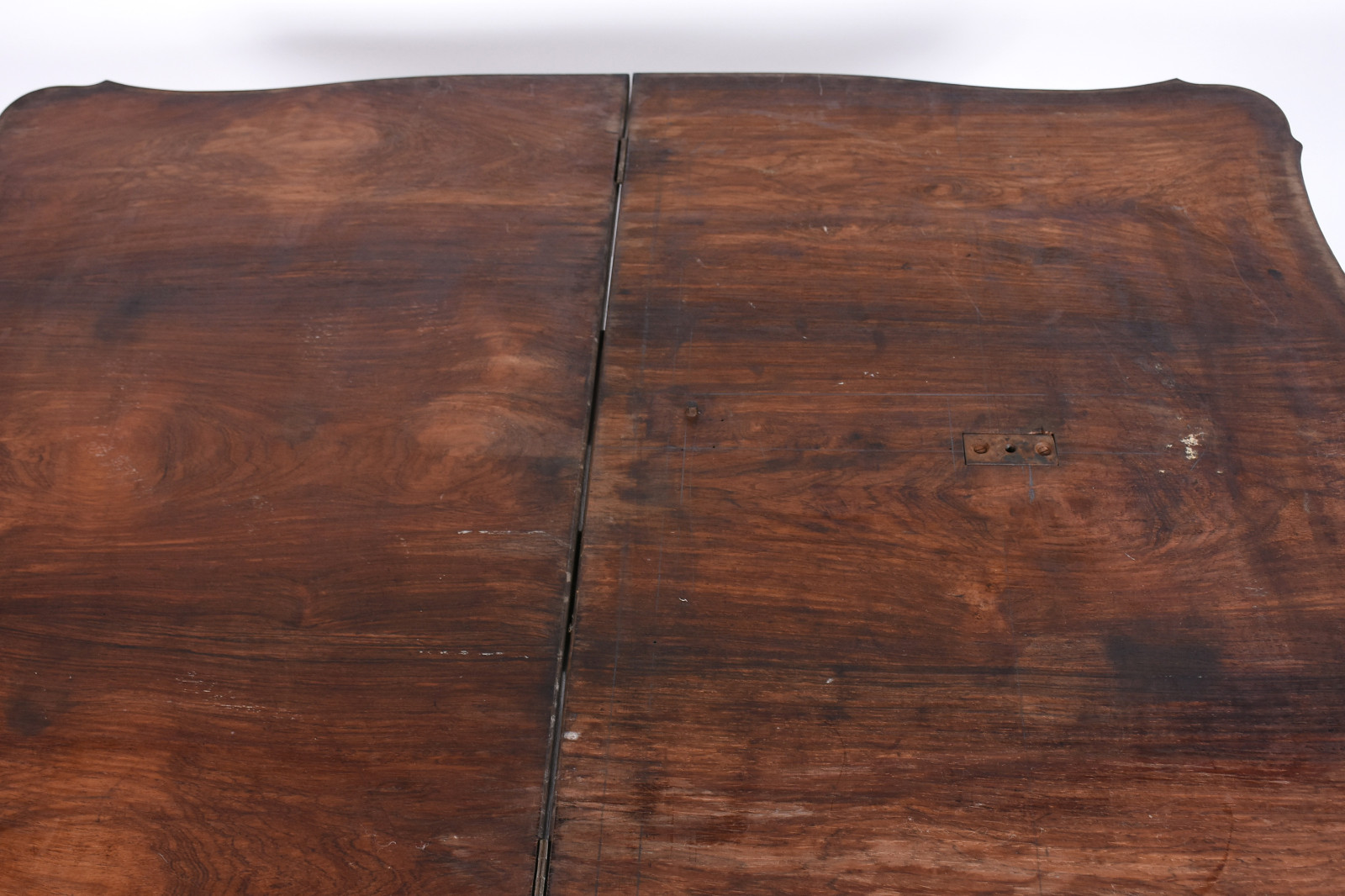 Mesa de encostar de jacarandá, saia recortada, pernas ligeiramente... - foto 4 de 6