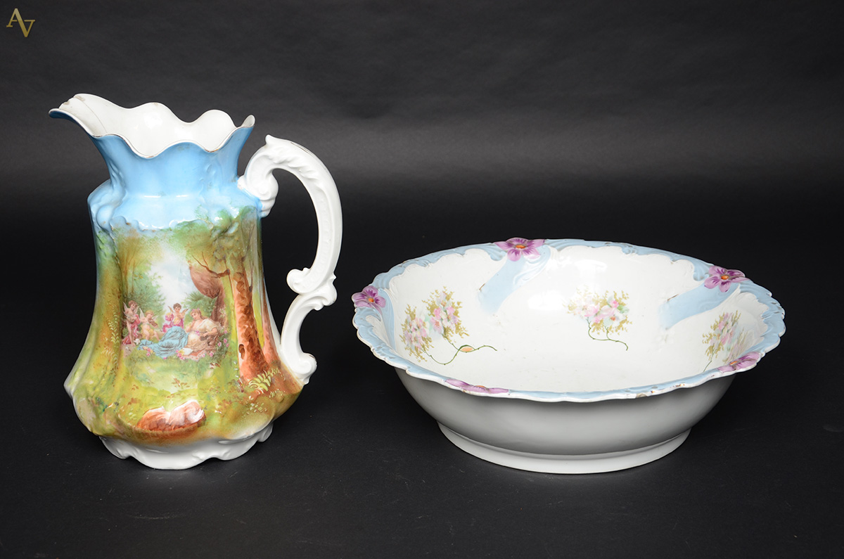 Duas peças, sendo jarra de porcelana francesa Limoges (altura 35 cm... - foto 1 de 3