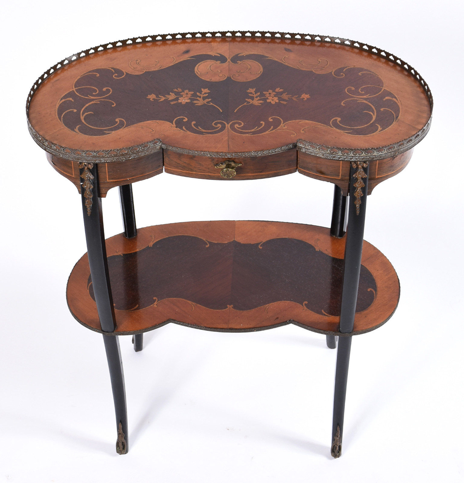 Mesa de madeira com trabalho em marqueterie, tampo recortado com uma... - foto 3 de 7