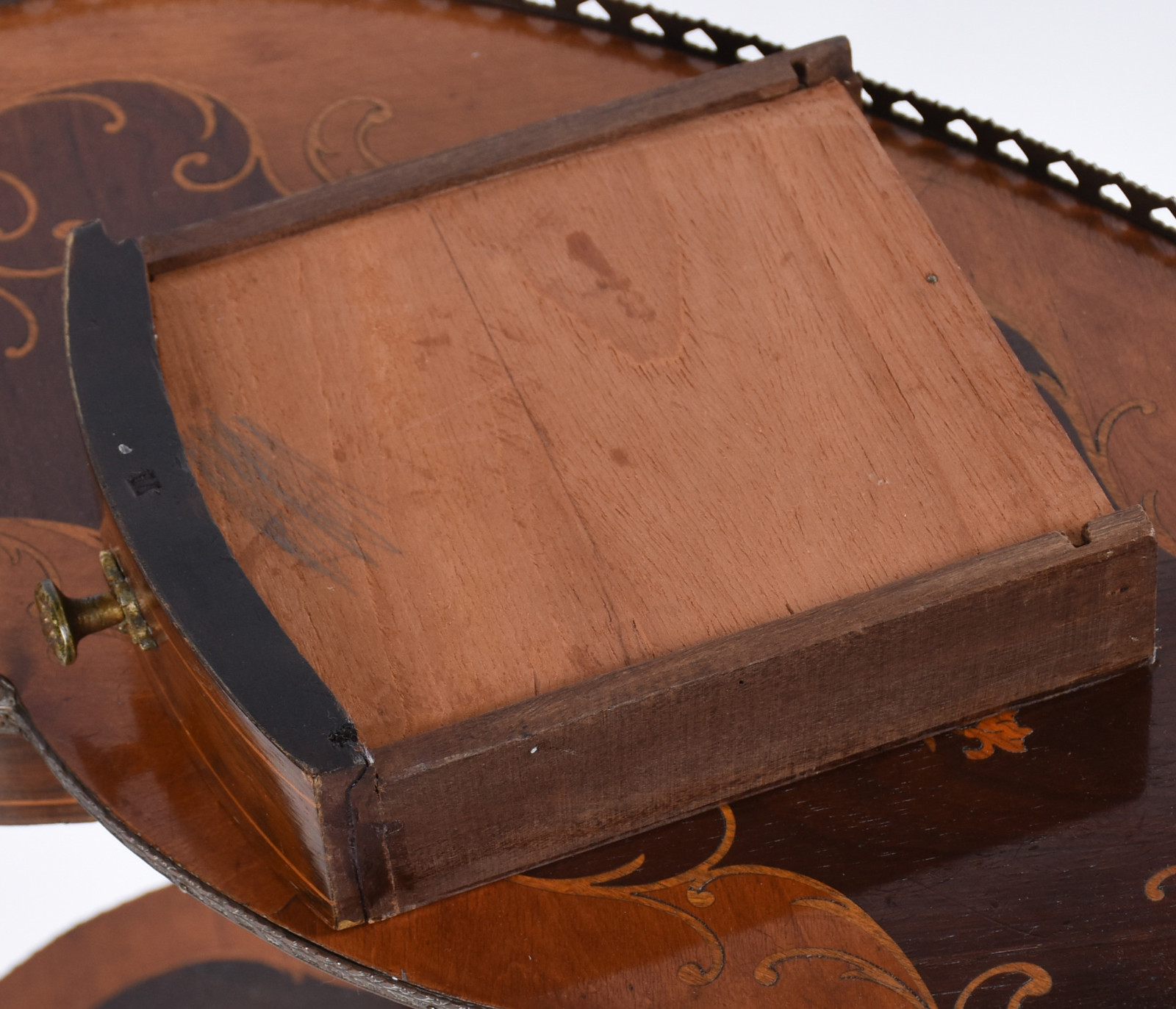 Mesa de madeira com trabalho em marqueterie, tampo recortado com uma... - foto 4 de 7
