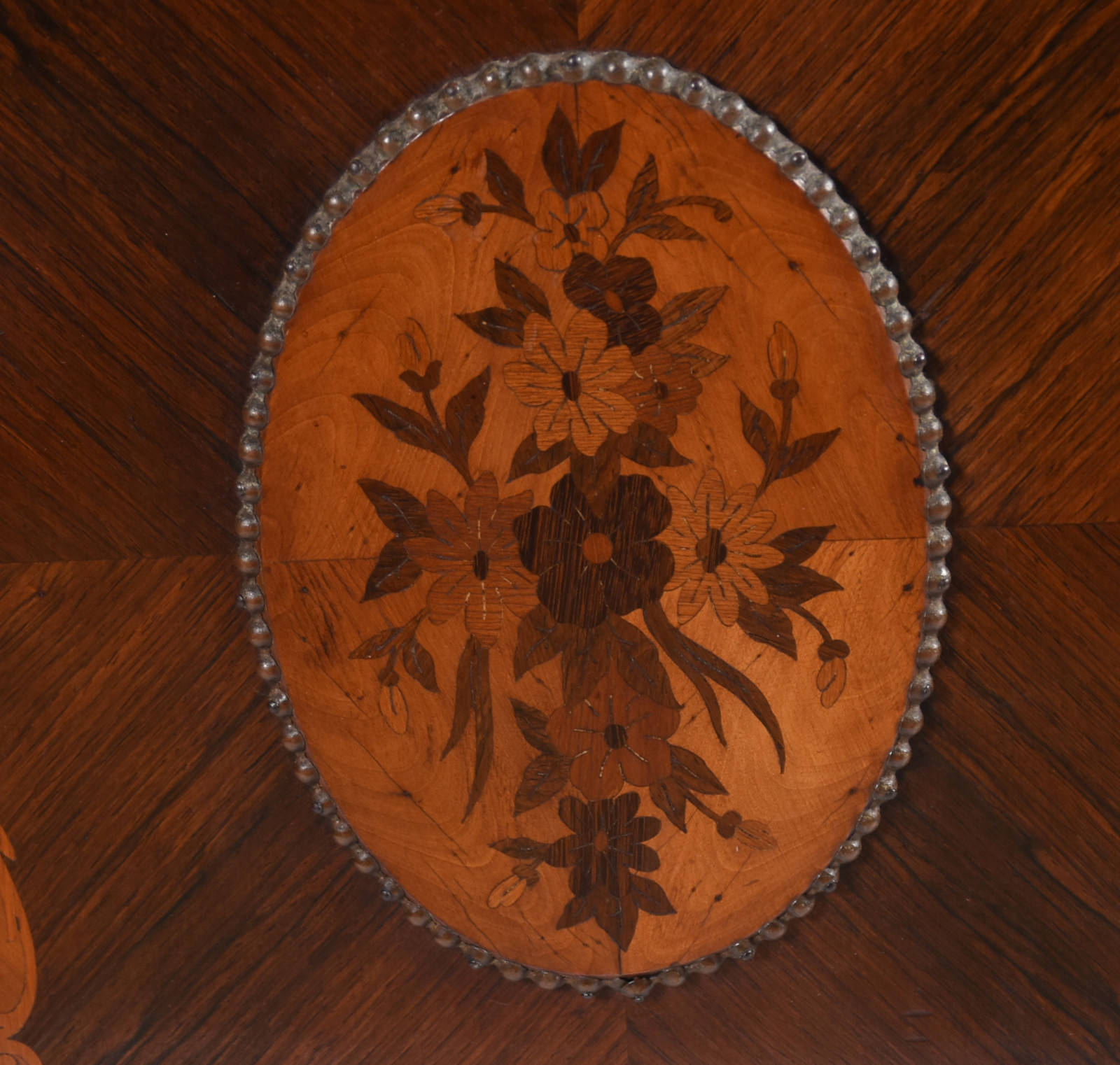 Cômoda de madeira nobre parquetada com detalhes em marqueterie, duas... - foto 4 de 8