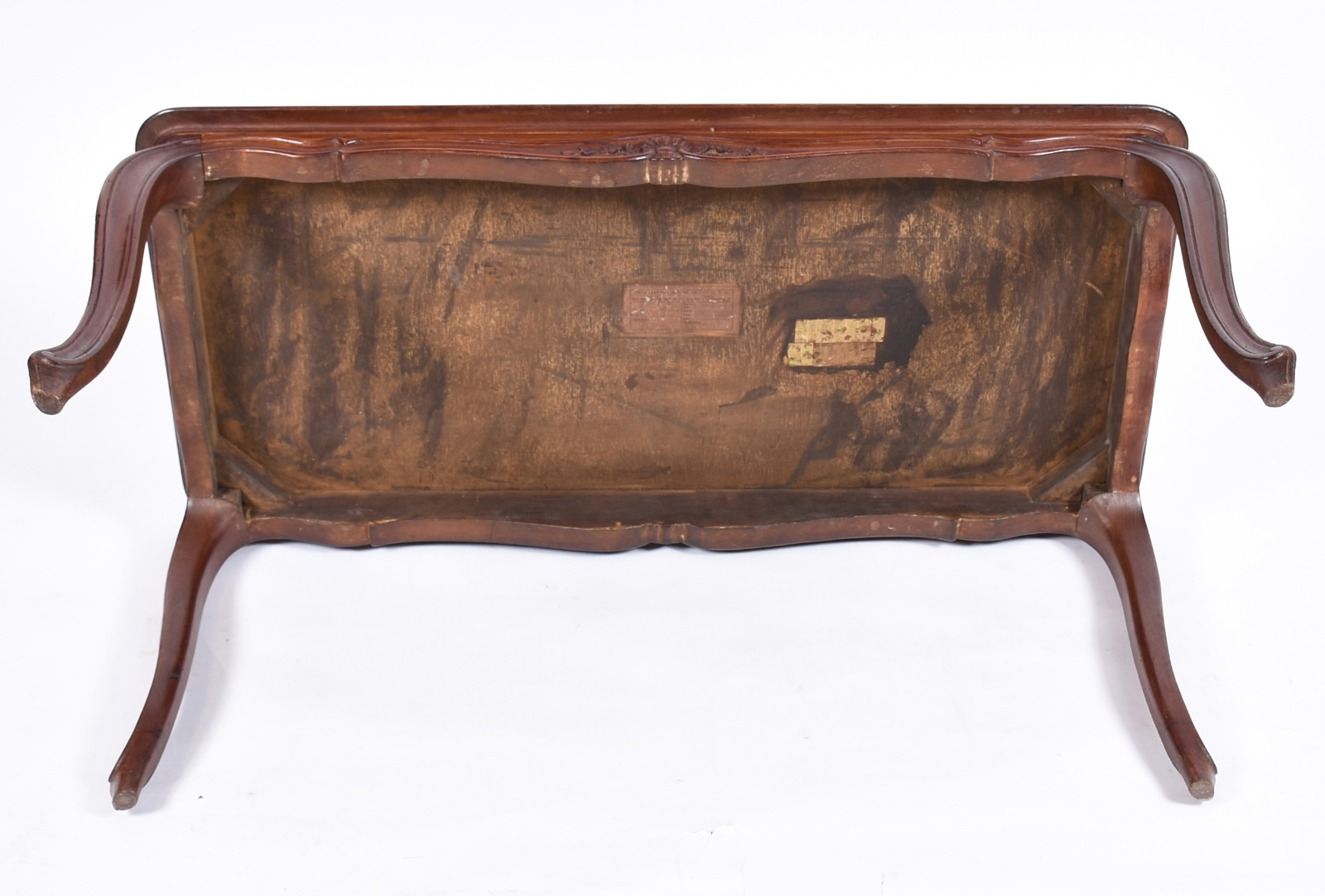 Mesa de centro de madeira nobre estilo Luis XV, saia recortada com... - foto 6 de 7