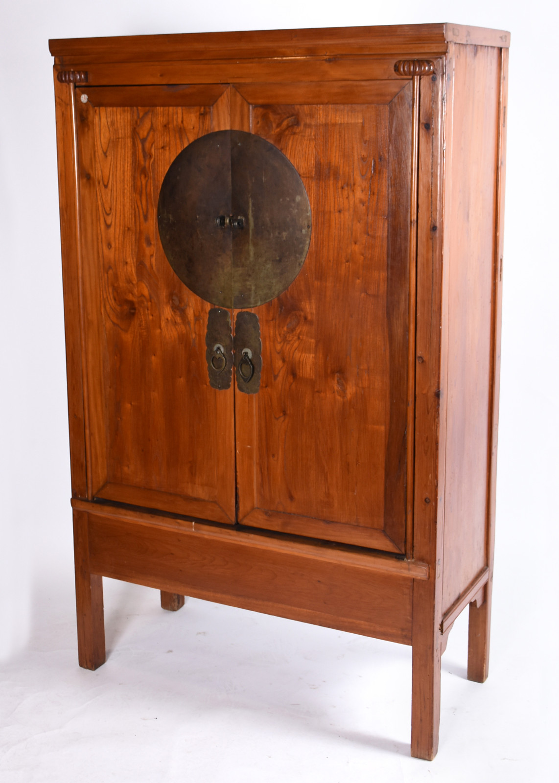 Móvel chinês de madeira nobre com 2 portas, ferragens aparentes... - foto 1 de 10