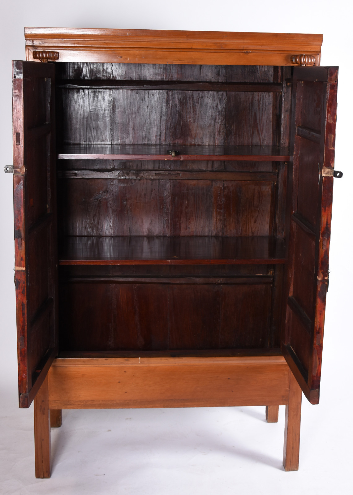 Móvel chinês de madeira nobre com 2 portas, ferragens aparentes... - foto 3 de 10