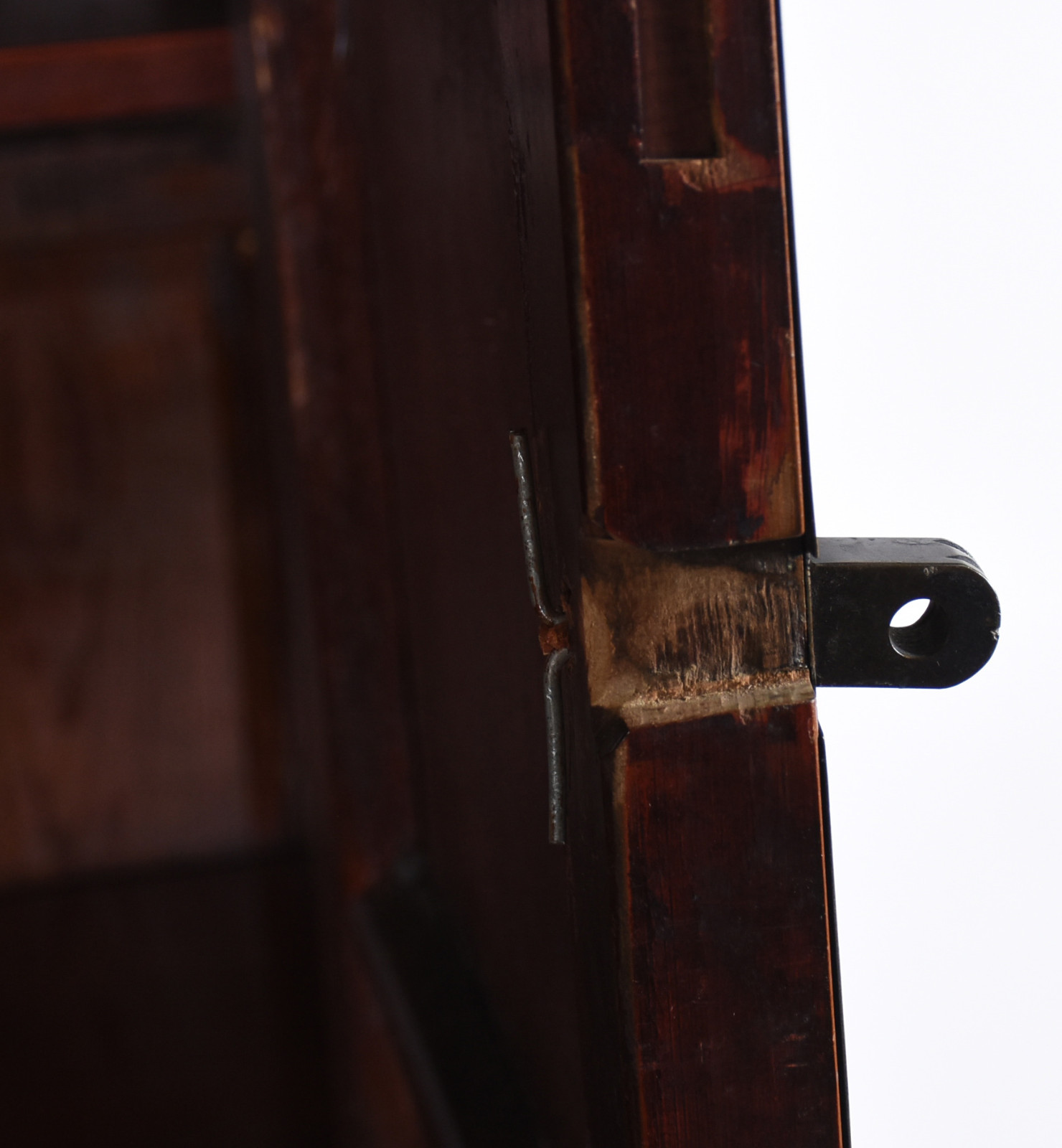 Móvel chinês de madeira nobre com 2 portas, ferragens aparentes... - foto 4 de 10
