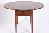 Mesa de madeira nobre estilo ingles, tampo file... - Mesa de madeira nobre estilo ingles, tampo filetado com abas laterais, uma gaveta para cada lado com puxadores de metal, pernas retas sobre rodí...