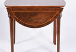 Mesa de madeira nobre estilo ingles, tampo file... - Mesa de madeira nobre estilo ingles, tampo filetado com abas laterais, uma gaveta para cada lado com puxadores de metal, pernas retas sobre rodí...