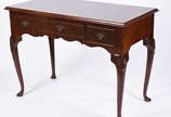 Mesa escrivaninha de madeira nobre, estilo ingl... - Mesa escrivaninha de madeira nobre, estilo ingles, tampo filetado, tres gavetas com puxadores de metal, saia recortada e pernas ligeiramente arq...