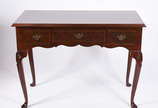 Mesa escrivaninha de madeira nobre, estilo ingl... - Mesa escrivaninha de madeira nobre, estilo ingles, tampo filetado, tres gavetas com puxadores de metal, saia recortada e pernas ligeiramente arq...