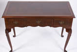 Mesa escrivaninha de madeira nobre, estilo ingl... - Mesa escrivaninha de madeira nobre, estilo ingles, tampo filetado, tres gavetas com puxadores de metal, saia recortada e pernas ligeiramente arq...