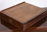 Mesa escrivaninha de madeira nobre, estilo ingl... - Mesa escrivaninha de madeira nobre, estilo ingles, tampo filetado, tres gavetas com puxadores de metal, saia recortada e pernas ligeiramente arq...
