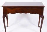 Mesa escrivaninha de madeira nobre, estilo ingl... - Mesa escrivaninha de madeira nobre, estilo ingles, tampo filetado, tres gavetas com puxadores de metal, saia recortada e pernas ligeiramente arq...