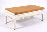 Mesa/banqueta de madeira patinada estilo orient... - Mesa/banqueta de madeira patinada estilo oriental, saia com vazados, almofada solta.