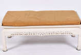 Mesa/banqueta de madeira patinada estilo orient... - Mesa/banqueta de madeira patinada estilo oriental, saia com vazados, almofada solta.