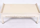 Mesa/banqueta de madeira patinada estilo orient... - Mesa/banqueta de madeira patinada estilo oriental, saia com vazados, almofada solta.