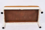 Mesa/banqueta de madeira patinada estilo orient... - Mesa/banqueta de madeira patinada estilo oriental, saia com vazados, almofada solta.
