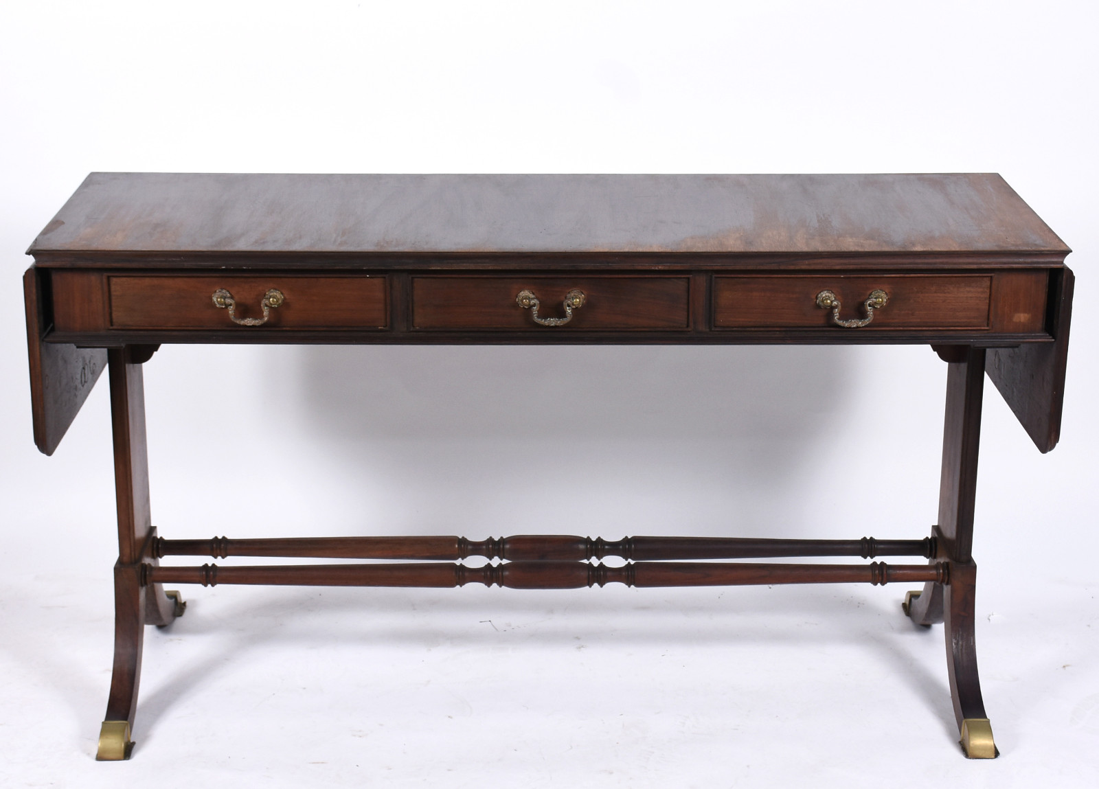 Console de madeira nobre com 3 gavetas, puxadores de metal, abas... - foto 2 de 5