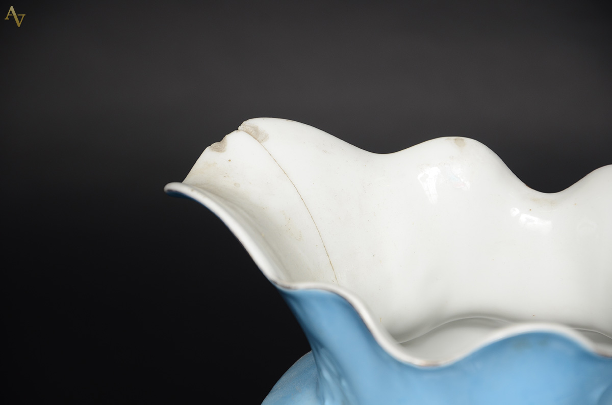 Duas peças, sendo jarra de porcelana francesa Limoges (altura 35 cm... - foto 2 de 3