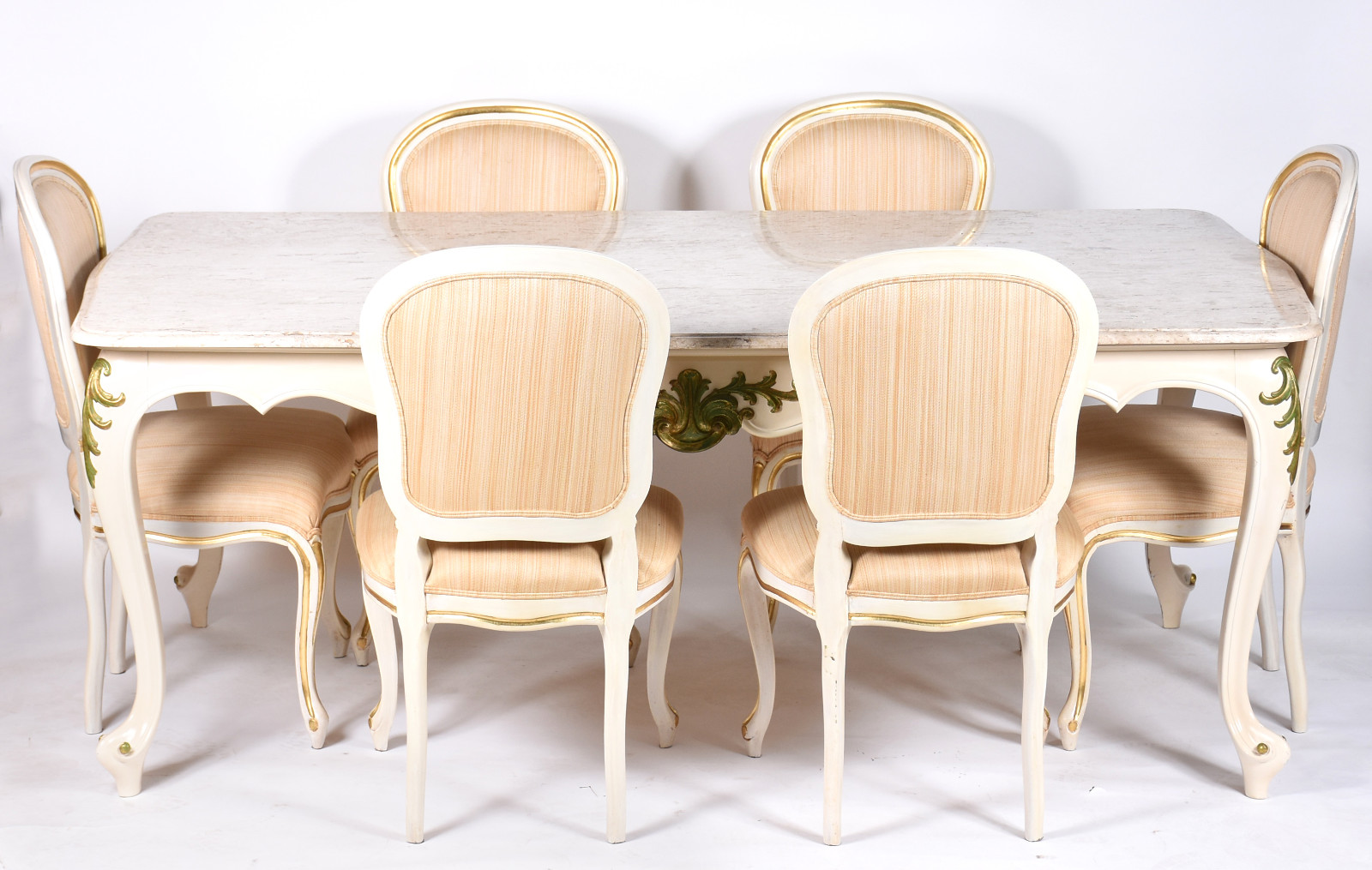 Mesa de jantar de madeira nobre patinada de branco com realces... - foto 1 de 6