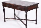 Elegante mesa de jacarandá, caixa retangular co... - Elegante mesa de jacarandá, caixa retangular com duas gavetas com puxadores de metal, pernas torneadas ligadas por traves em "X".