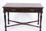 Elegante mesa de jacarandá, caixa retangular co... - Elegante mesa de jacarandá, caixa retangular com duas gavetas com puxadores de metal, pernas torneadas ligadas por traves em "X".
