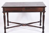 Elegante mesa de jacarandá, caixa retangular co... - Elegante mesa de jacarandá, caixa retangular com duas gavetas com puxadores de metal, pernas torneadas ligadas por traves em "X".