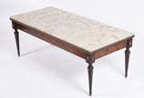 Mesa de centro de madeira nobre com trabalhos e... - Mesa de centro de madeira nobre com trabalhos em marqueterie nas laterais, tampo de mármore e gradinha de metal. Faltando ponteira de metal de u...
