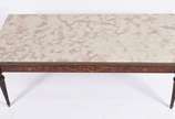 Mesa de centro de madeira nobre com trabalhos e... - Mesa de centro de madeira nobre com trabalhos em marqueterie nas laterais, tampo de mármore e gradinha de metal. Faltando ponteira de metal de u...