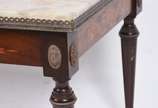 Mesa de centro de madeira nobre com trabalhos e... - Mesa de centro de madeira nobre com trabalhos em marqueterie nas laterais, tampo de mármore e gradinha de metal. Faltando ponteira de metal de u...