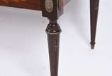 Mesa de centro de madeira nobre com trabalhos e... - Mesa de centro de madeira nobre com trabalhos em marqueterie nas laterais, tampo de mármore e gradinha de metal. Faltando ponteira de metal de u...