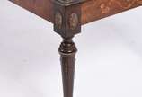 Mesa de centro de madeira nobre com trabalhos e... - Mesa de centro de madeira nobre com trabalhos em marqueterie nas laterais, tampo de mármore e gradinha de metal. Faltando ponteira de metal de u...